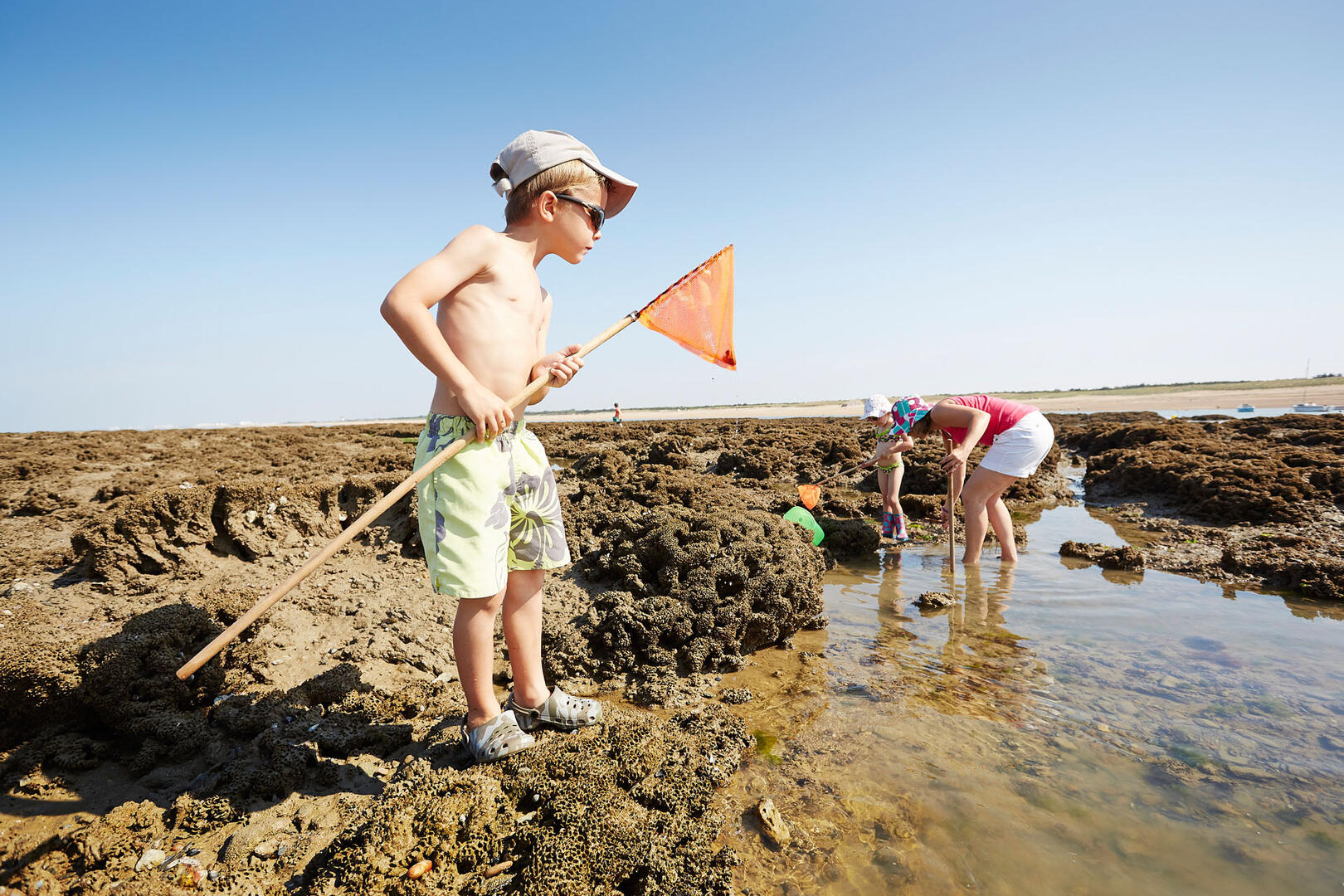 enfants-pecheapied-rochers