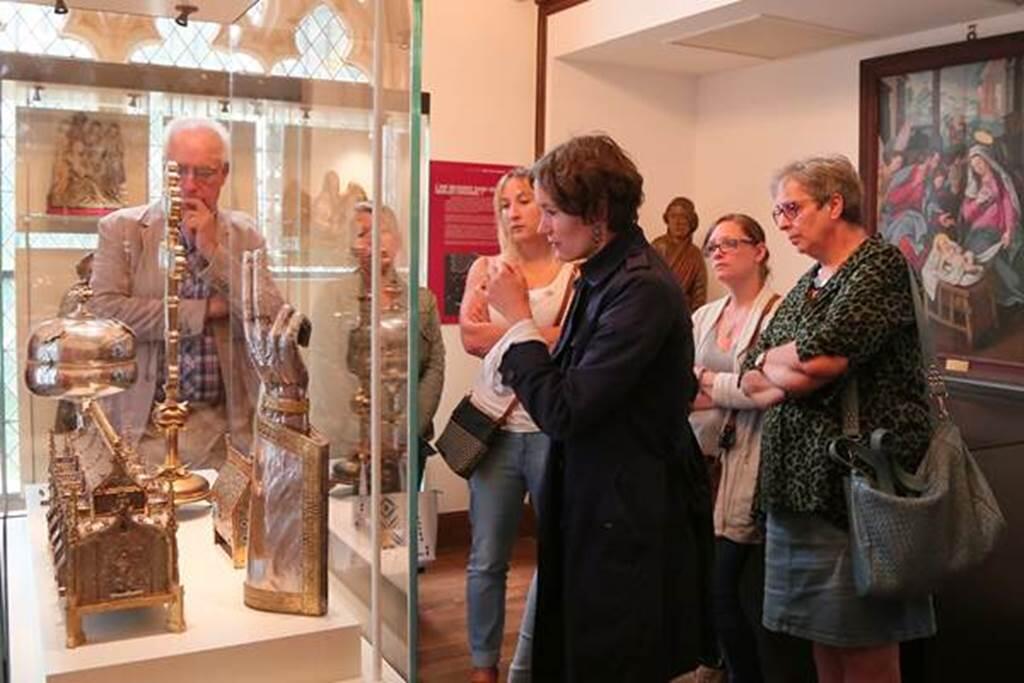 Visite guidée de la Basilique de Mézières, ses vitraux et le trésor d'art sacré