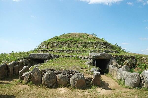 Le tumulus abrite deux chambres funéraires.