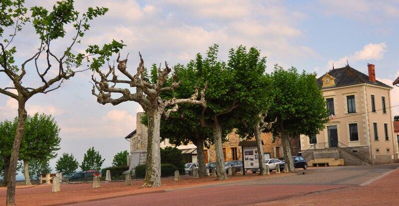 Place de la Mairie Saint-André d'Apchon © Evelyne Deveaux