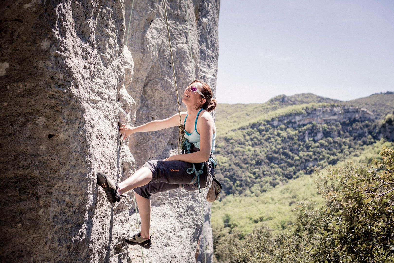 Jeune femme en escalade