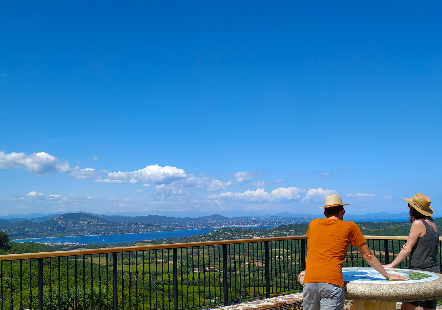 Gassin, la plus belle vue du Golfe - Https://gassin.eu