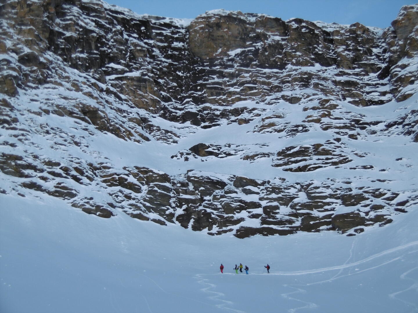 Groupe de skieurs hors pistes