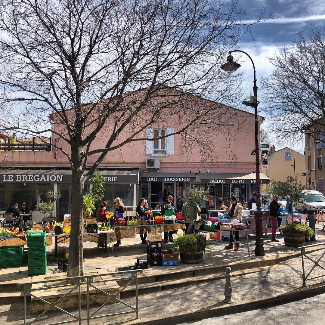 Le petit marché du samedi matin de la Moutonne