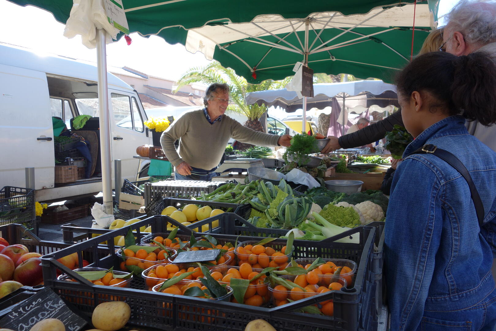 Le marché du dimanche matin, sur le port (parking hippodrome)