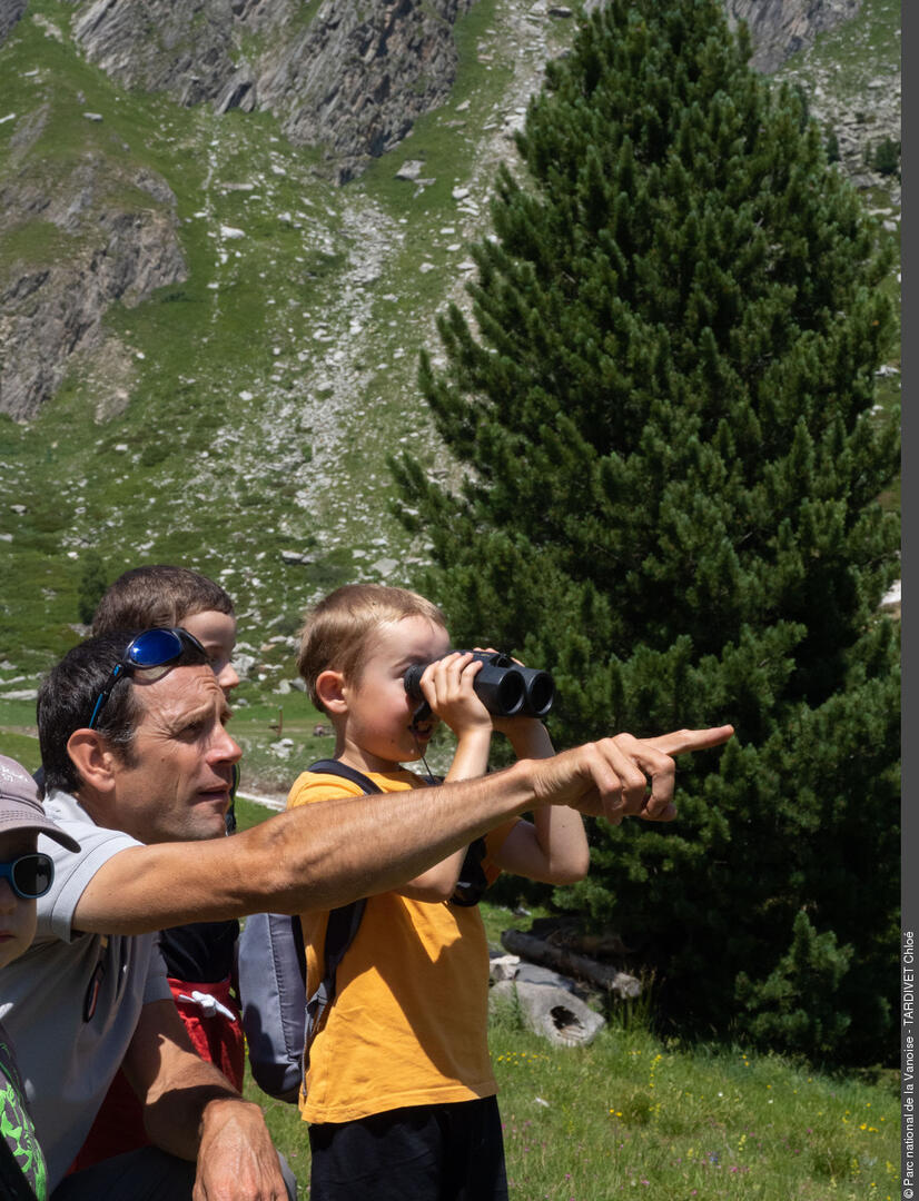 Groupe d'enfants en observation
