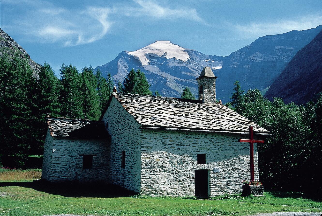 Vue extérieure de la chapelle Notre Dame des Grâces à Bessans