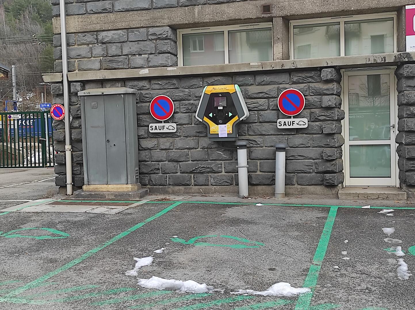Borne de recharge pour véhicules et vélos électriques à Modane