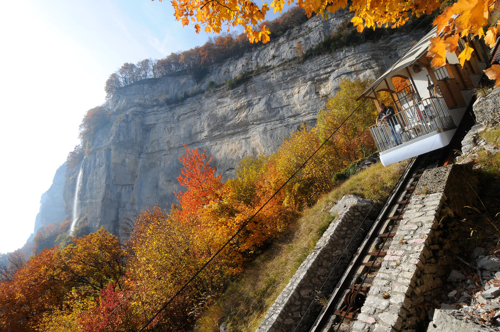Funiculaire et Cascade de l'Oule à l'Automne