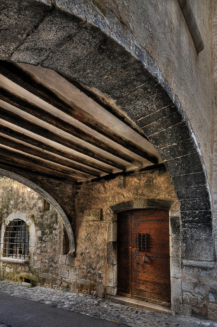 Porte cloutée sous le pontis