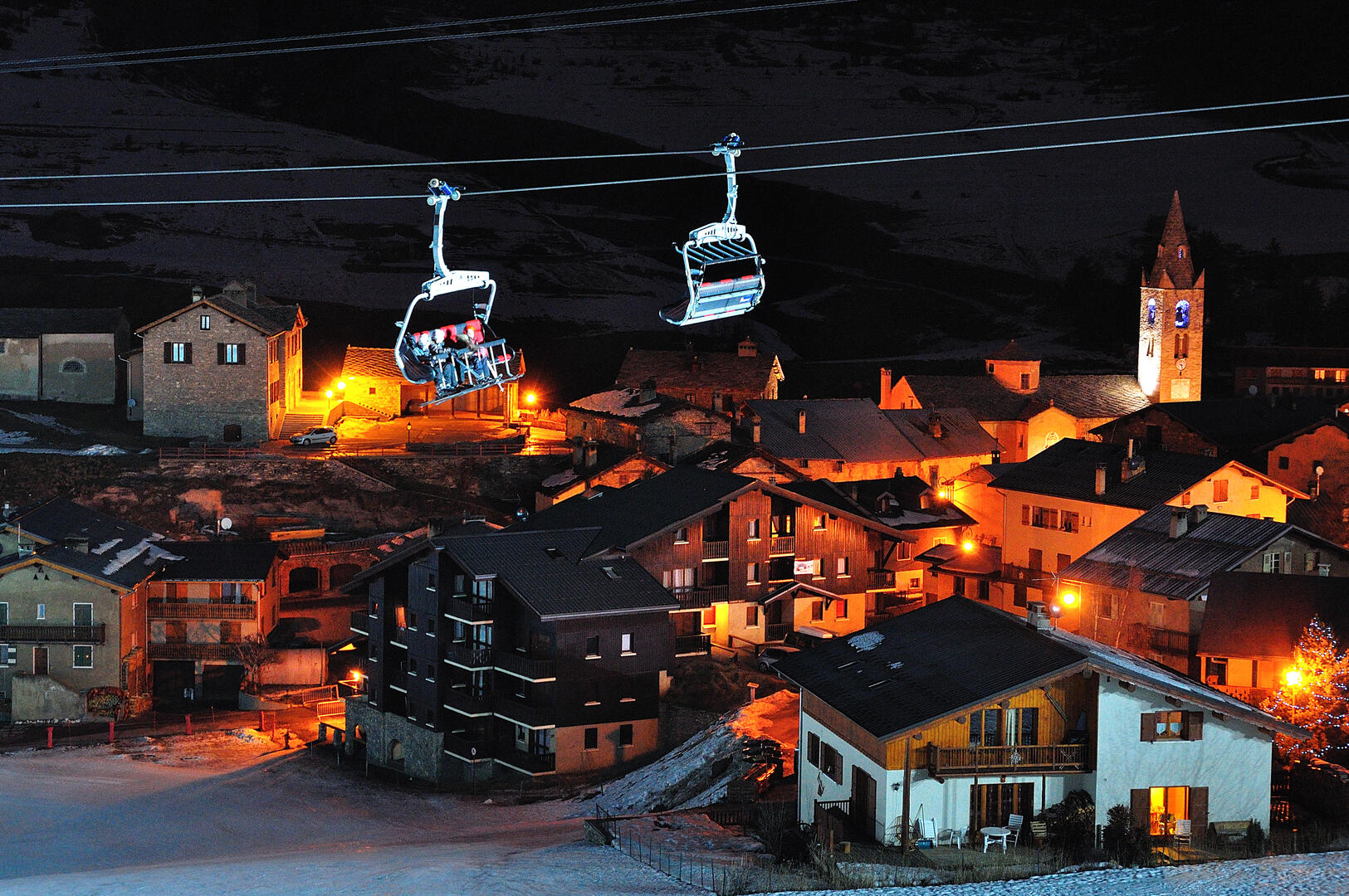 Vue sur Val Cenis, éclairé de nuit en hiver