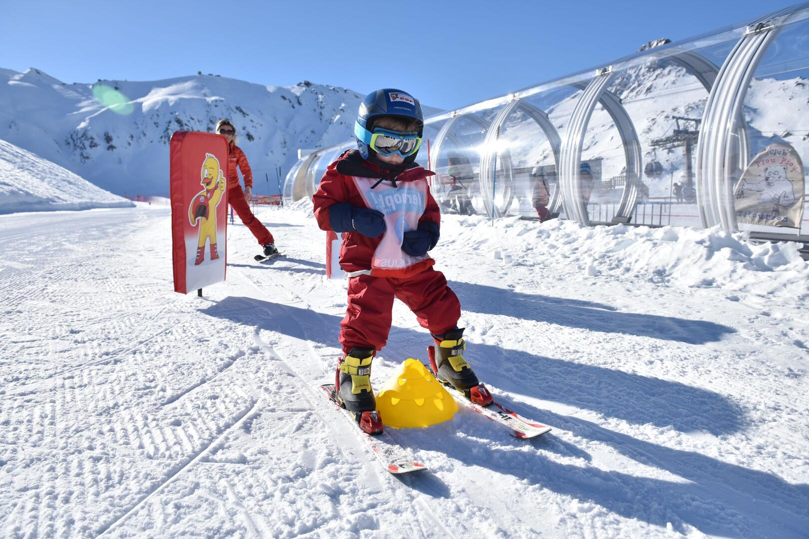 Enfant skiant