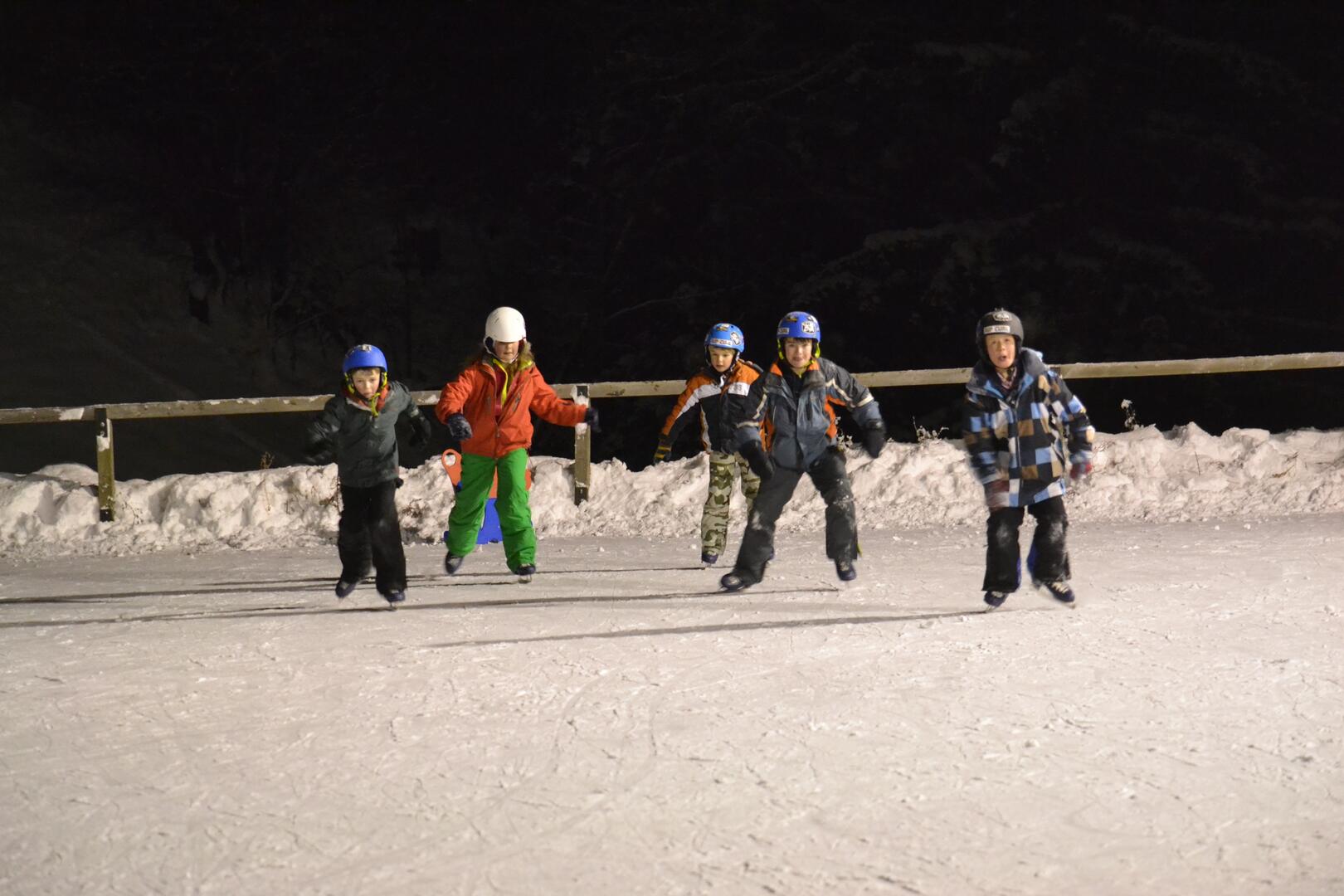 Groupe d'enfants à la patinoire