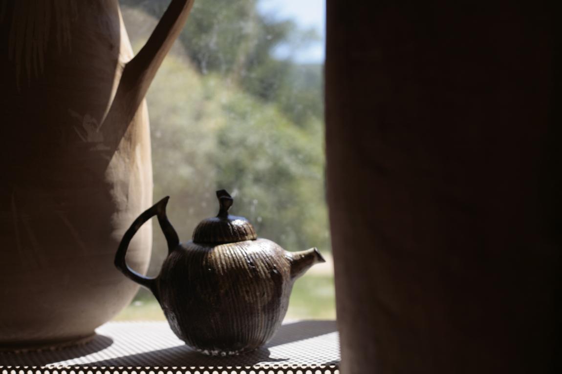 Téhière en grès, réalisation Atelier "ça tourne"