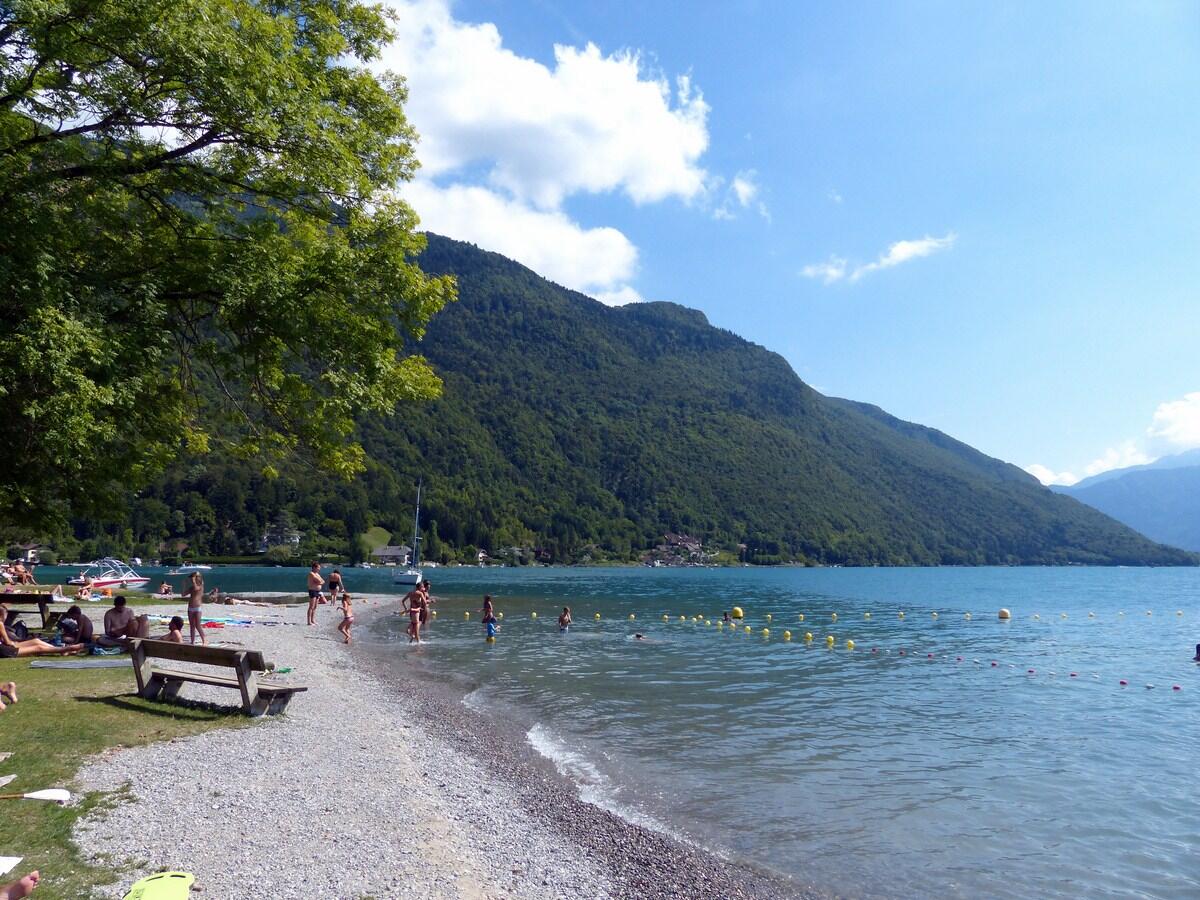 La plage d'Angon à Talloires