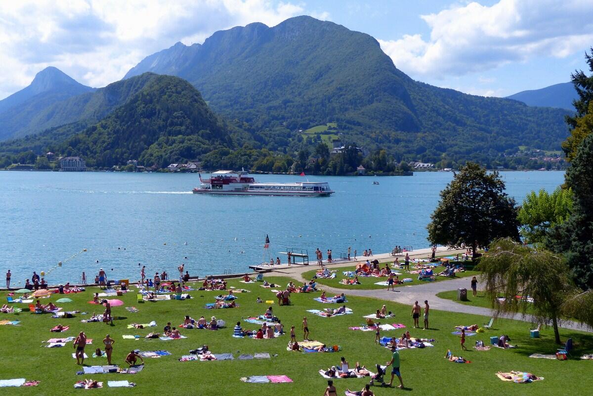 La plage municipale de Talloires