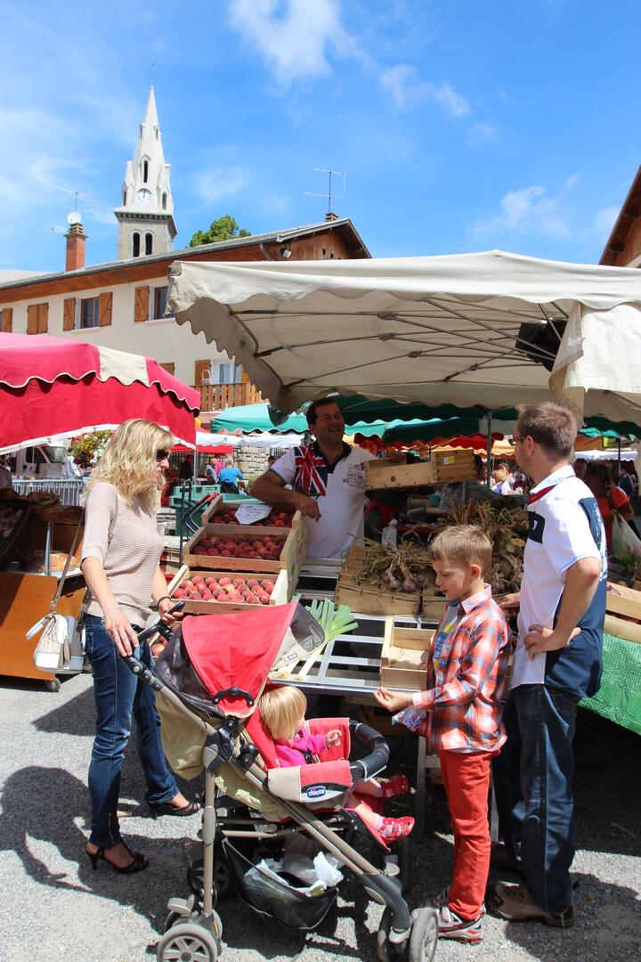 Marché du dimanche matin à Ancelle