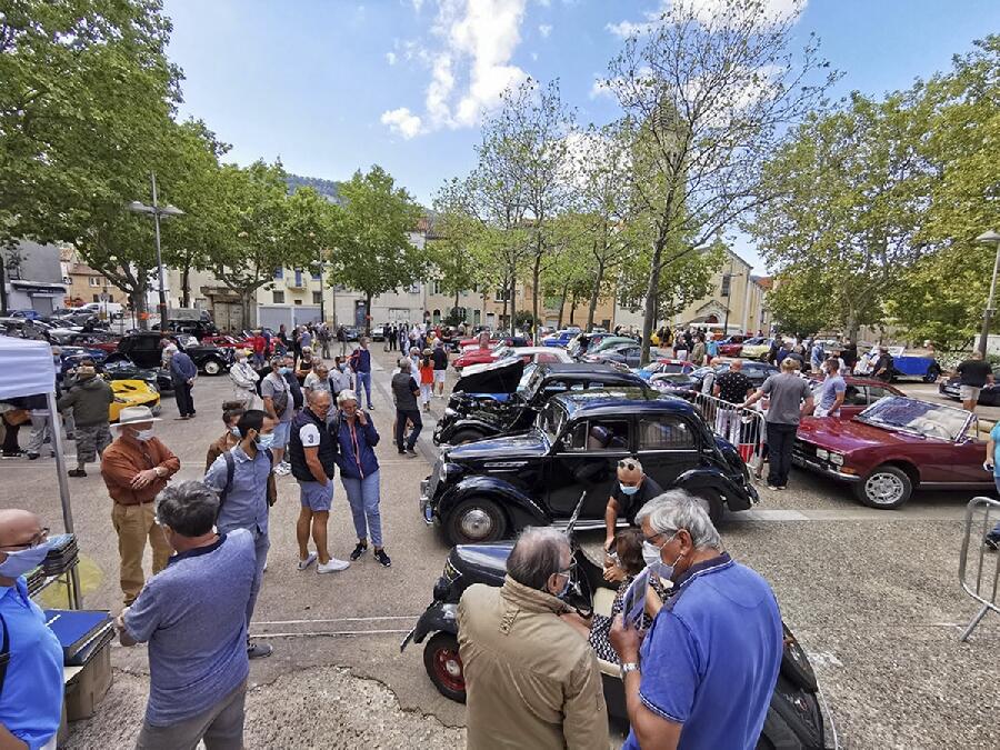 Rassemblement de voitures anciennes