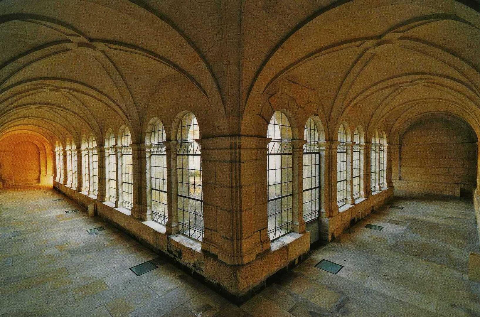 Cloître hôtel-Dieu CRE019
