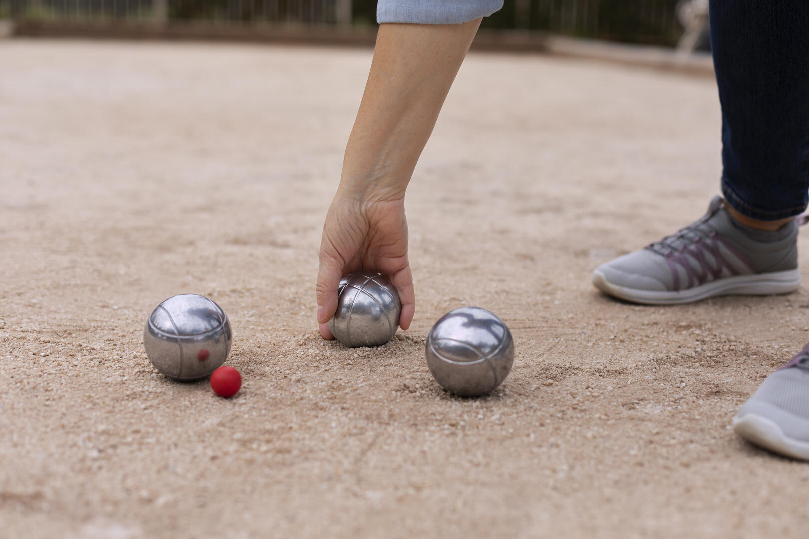 amis-ages-jouant-a-la-petanque