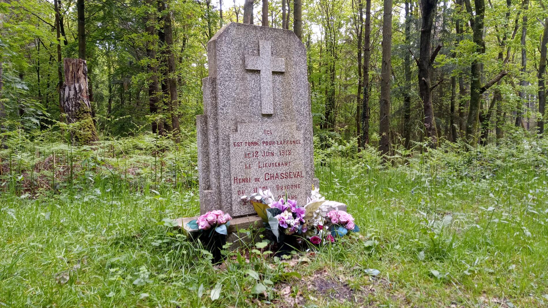 stèle du lieutenant de Chasseval