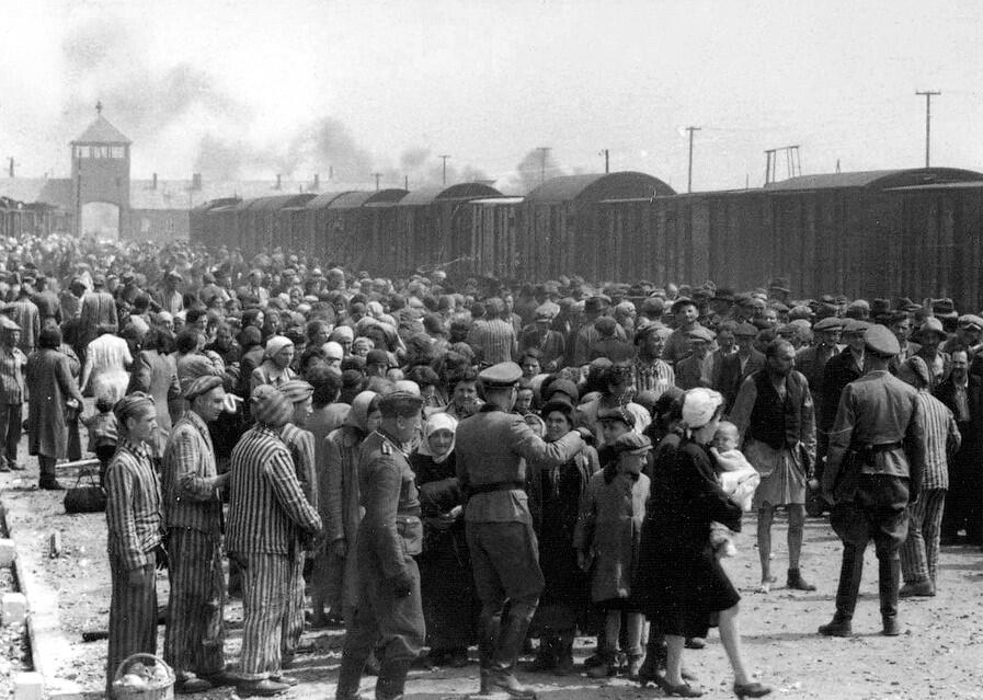 Selection_on_the_ramp_at_Auschwitz-Birkenau,_1944_(Auschwitz_Album)_1b