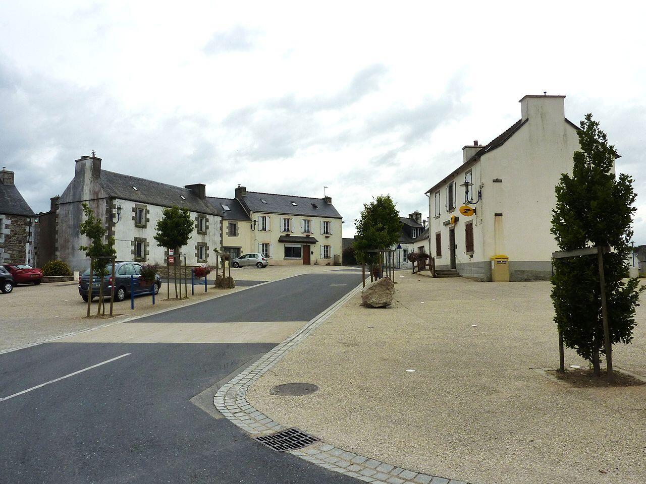 1280px-030_Scrignac_La_place_principale_du_village