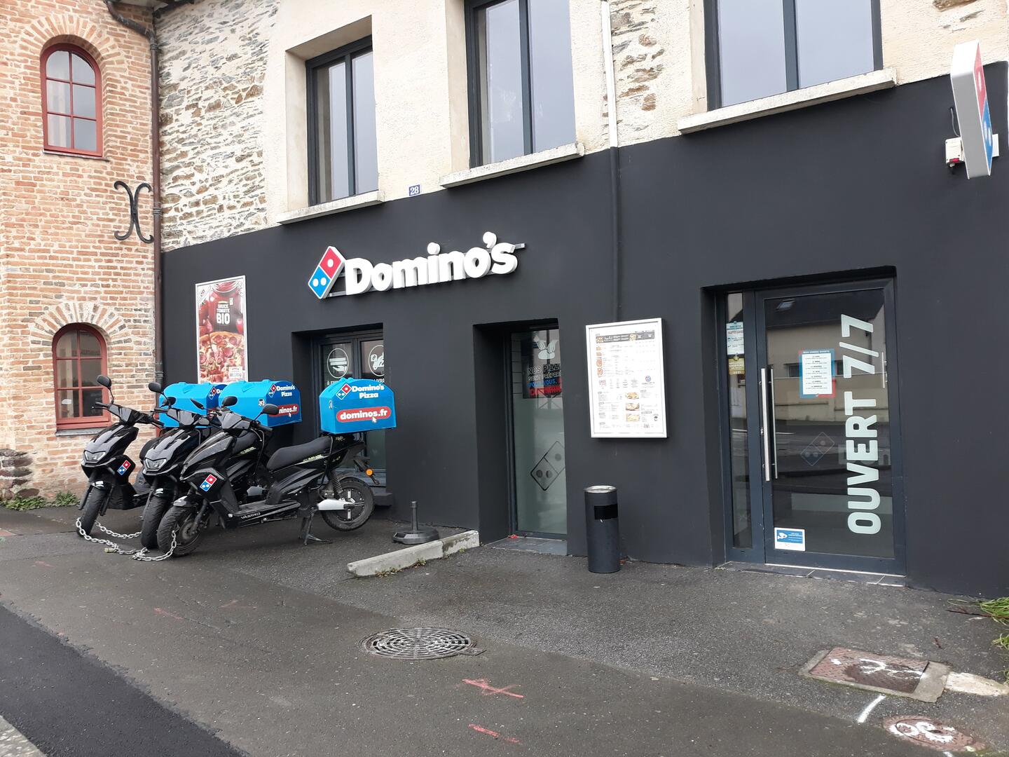 2022_Domino's_Pizza_Noyal_sur_Vilaine_Pays_de_Châteaugiron_Tourisme