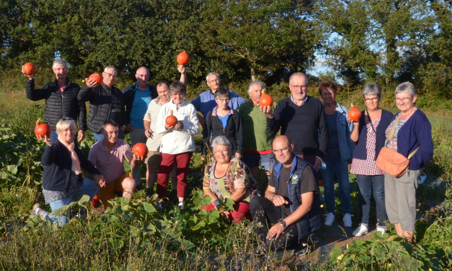 les bénévoles dans le champ de courges