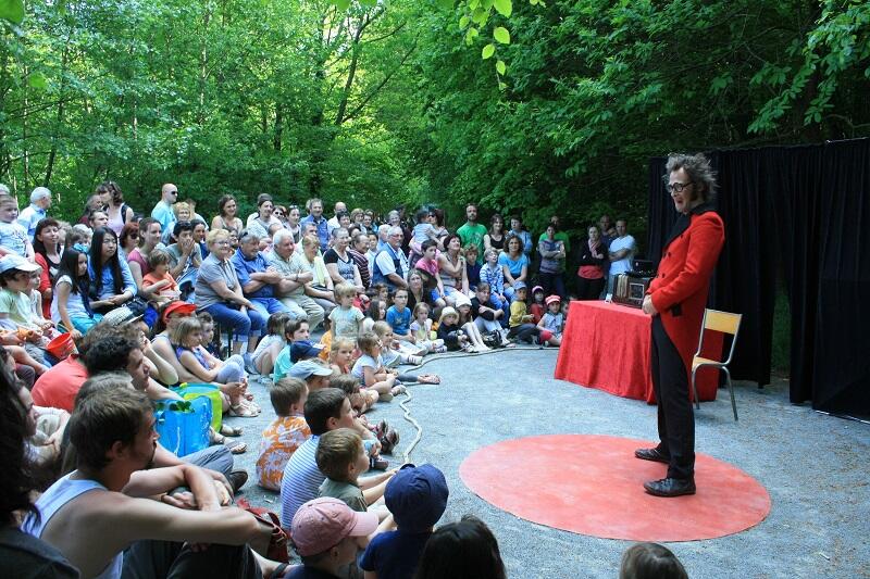 Cirque-Les-Dimanches-Animés-en-forêt-de-Villecartier-©-Couesnon-Marches-de-Bretagne