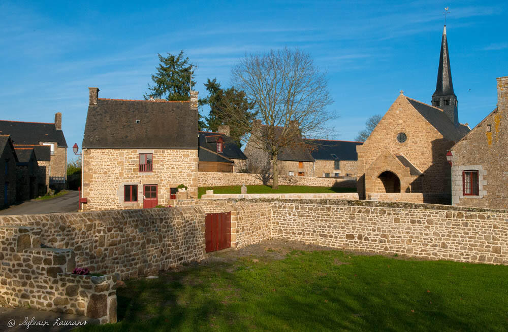 Bourg de Saint-Christophe-de-Valains