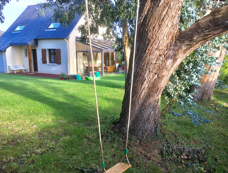 DESCARREGA Maison. Jardin + balançoire en automne.cancale