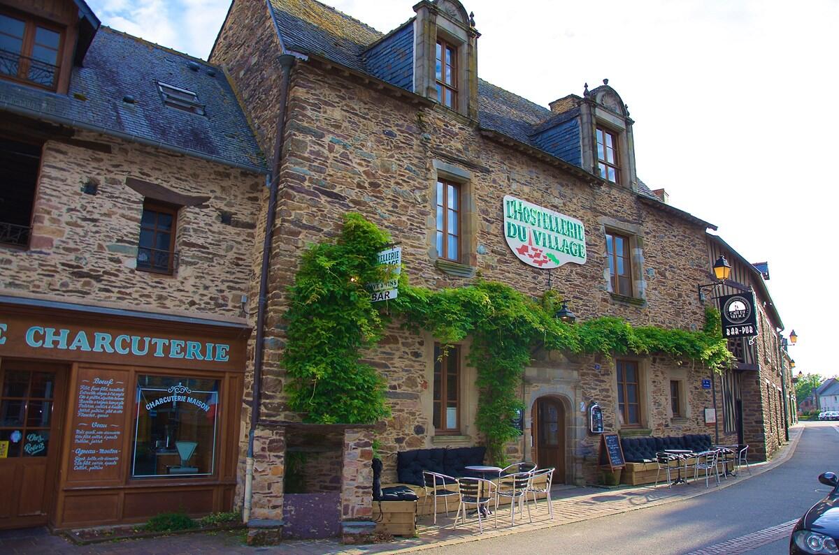 Facade Demeure XVI Le CDV Bar Lounge & Chambres Insolites Loheac