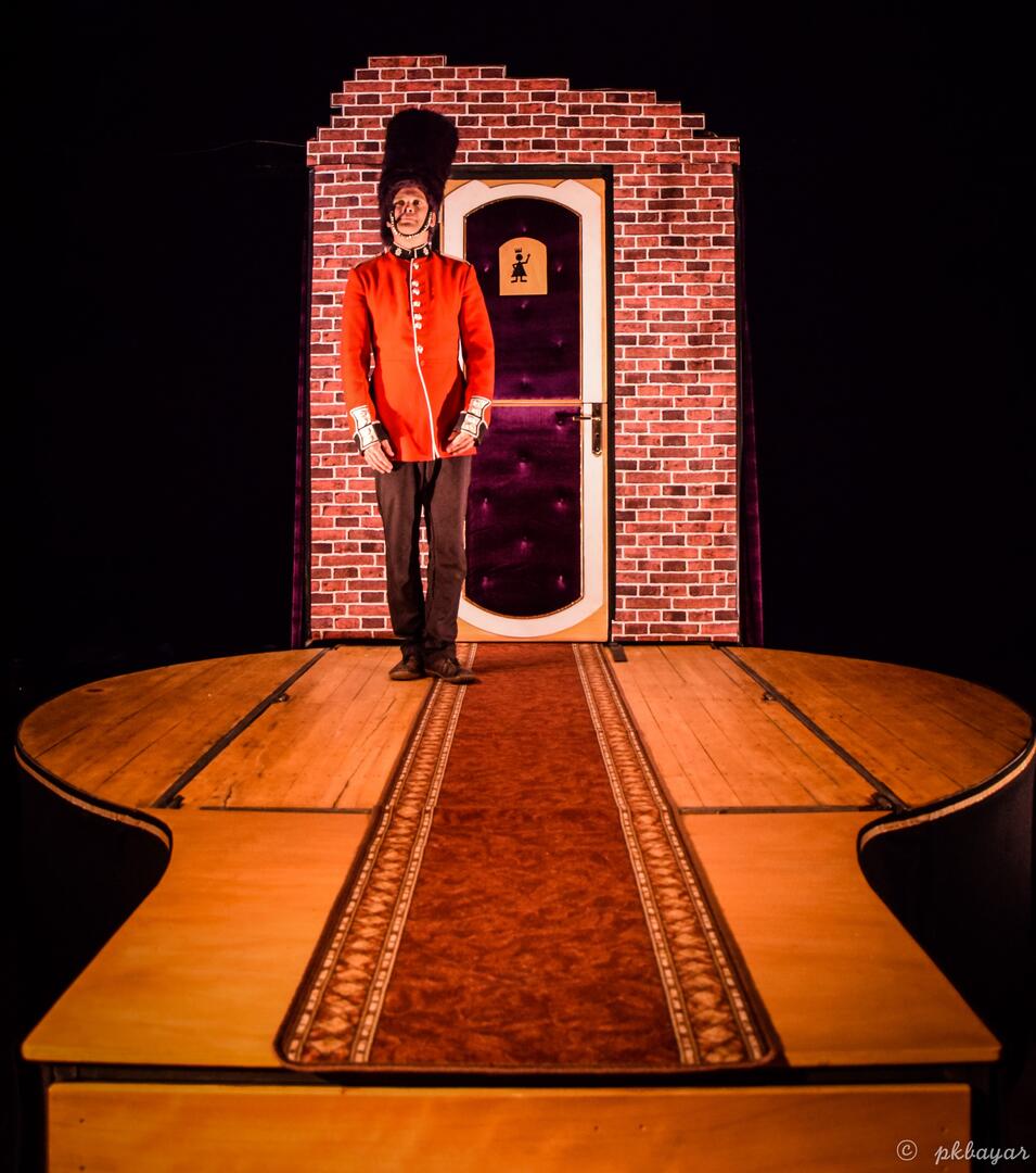 Guard-Save-the-Queen---Radio-Cirque--c-Pierre-Bayard--1-