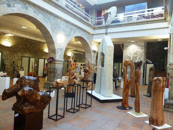 Guerlesquin-Salon-sculpture