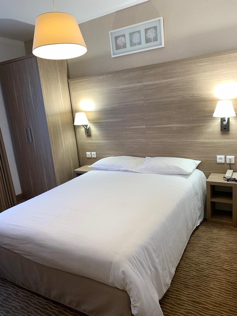 HOTEL LES TILLEULS DINARS CHAMBRE (1)