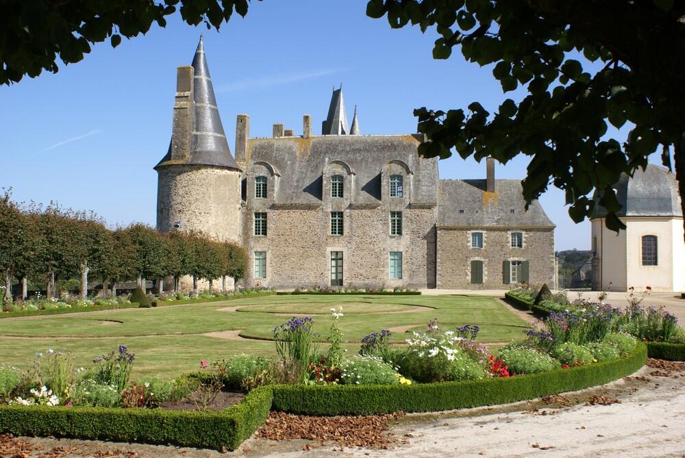 Le château, la chapelle et le jardin français des Rochers-Sévigné, cliché Christian Sacher
