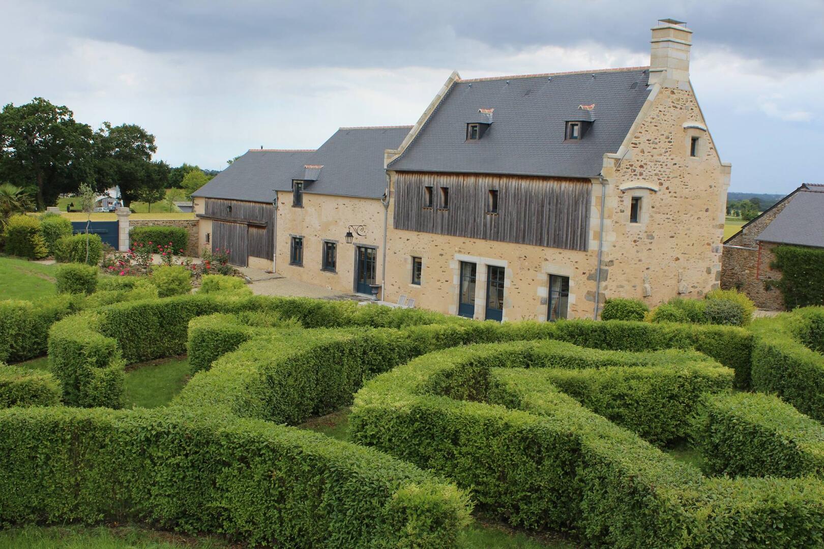 Manoir-du-Clos-Clin---Macquart-de-Terline-Guy-facade-et-jardin-4