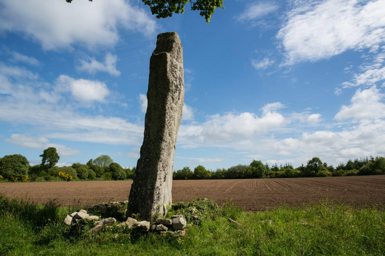 Menhir-Saint-Jean-a-Scaer-e1490095520798