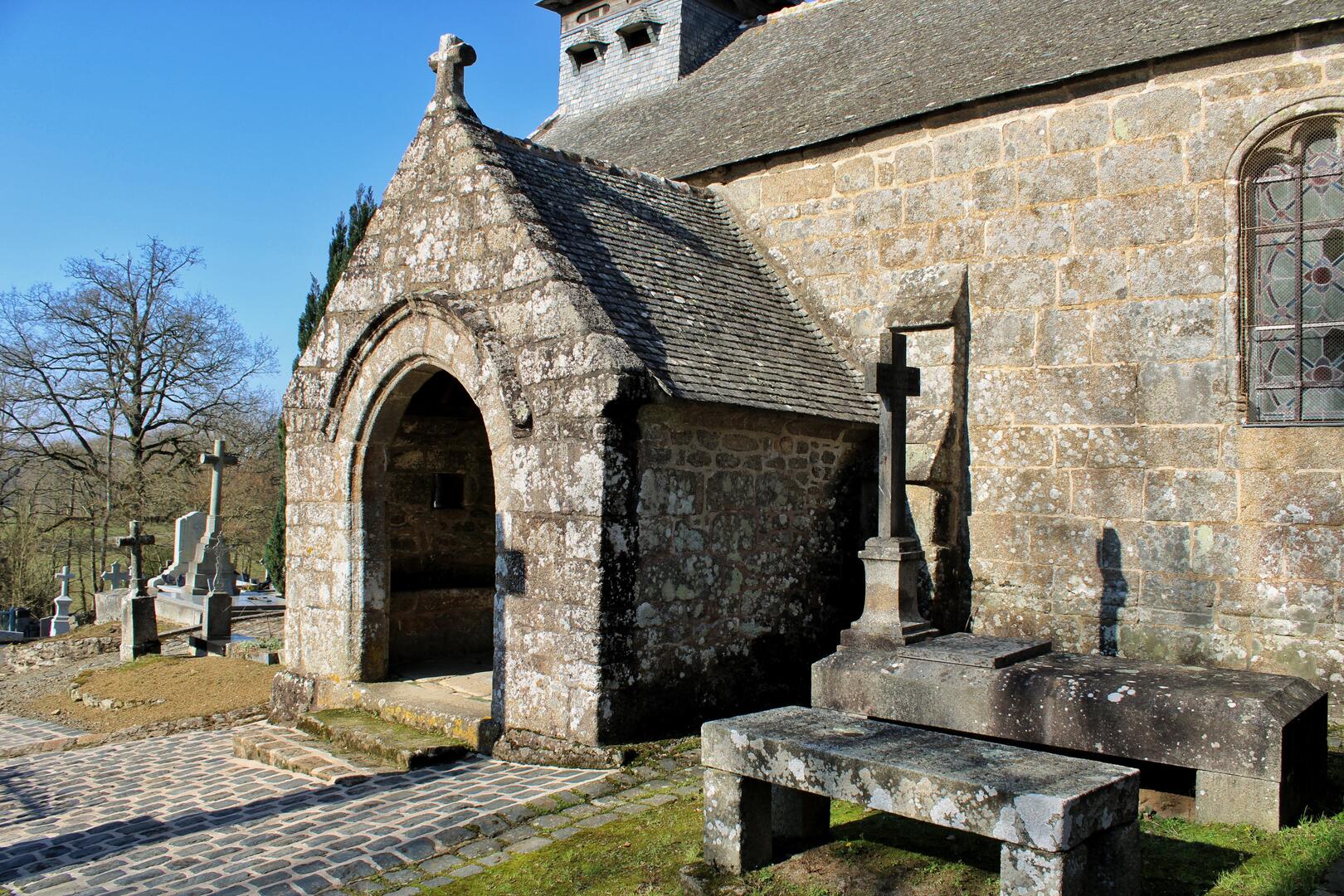 Porche de l'église du Tiercent © OT CMB