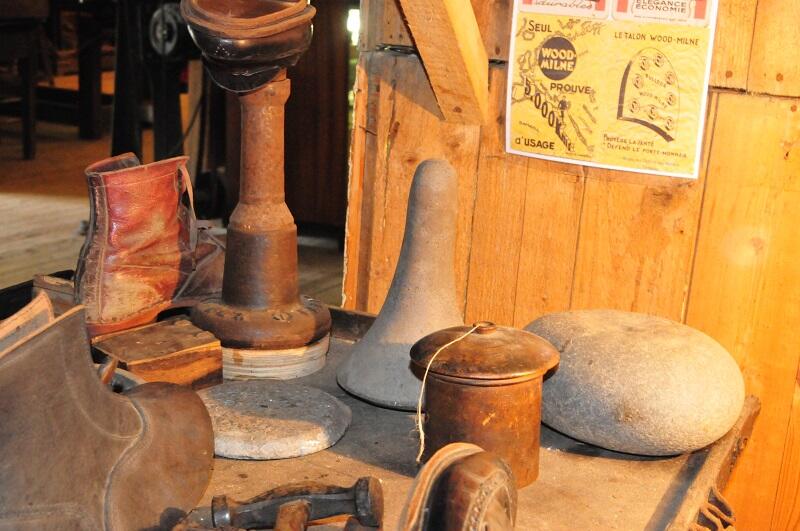 Tinteniac-Musee-de-l-Outil-et-des-Metiers-Atelier-du-cordonnier