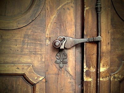 church-door-1927074_640