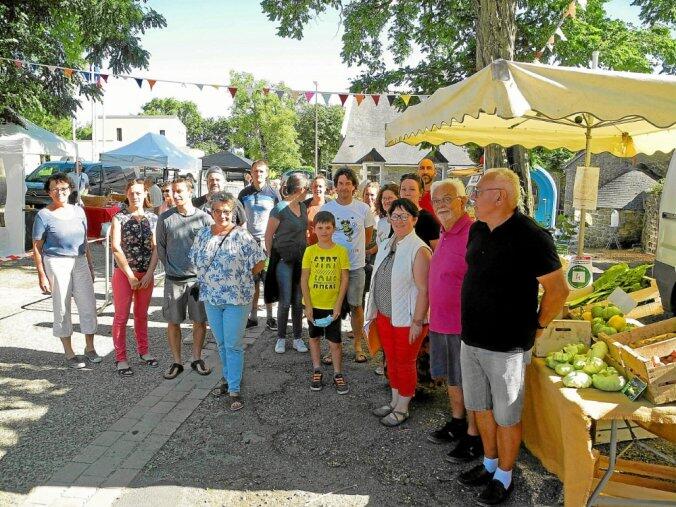 commercants-et-membres-du-collectif-bobio-reunis-pour-le_5223387_676x507p