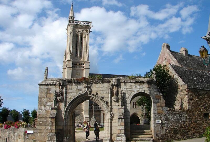 enclos-paroissial-Saint-Jean-du-Doigt
