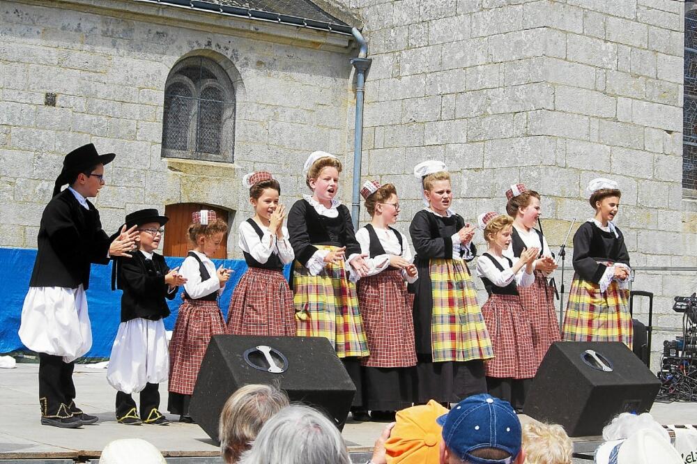 le-groupe-d-enfants-de-liviou-kerien-etait-mis-en-avant-par_4671334