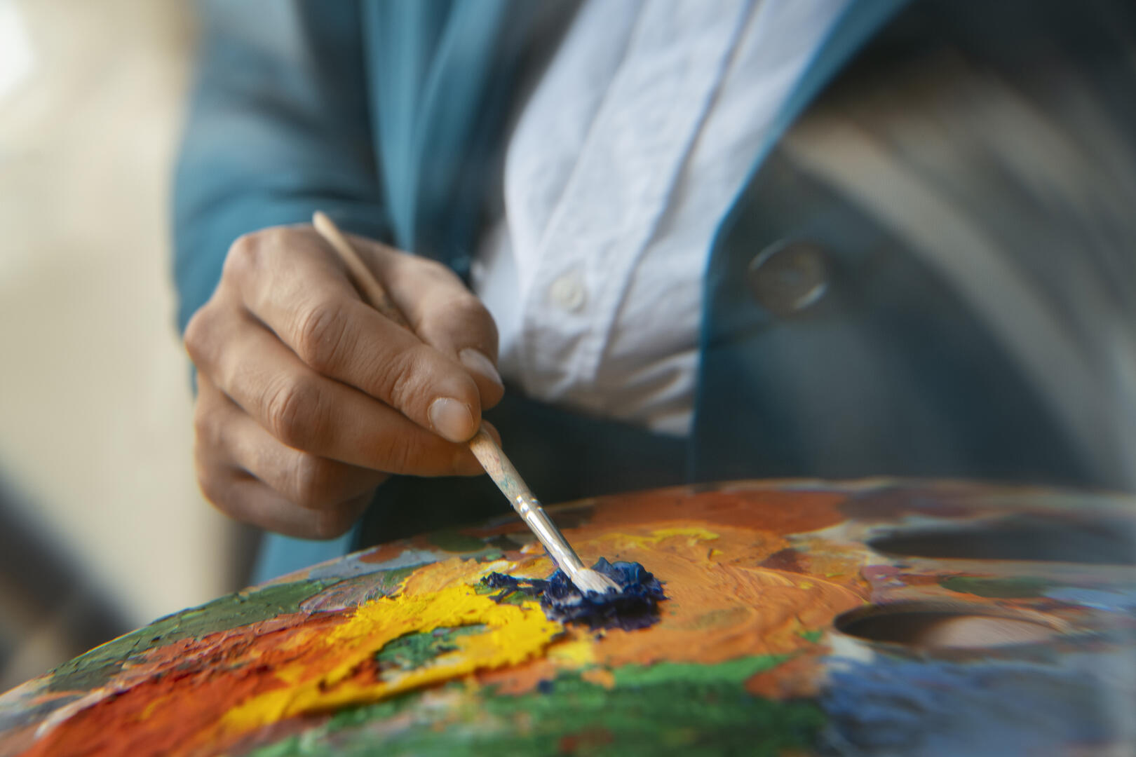 vue-de-face-homme-tenant-une-palette-de-peinture
