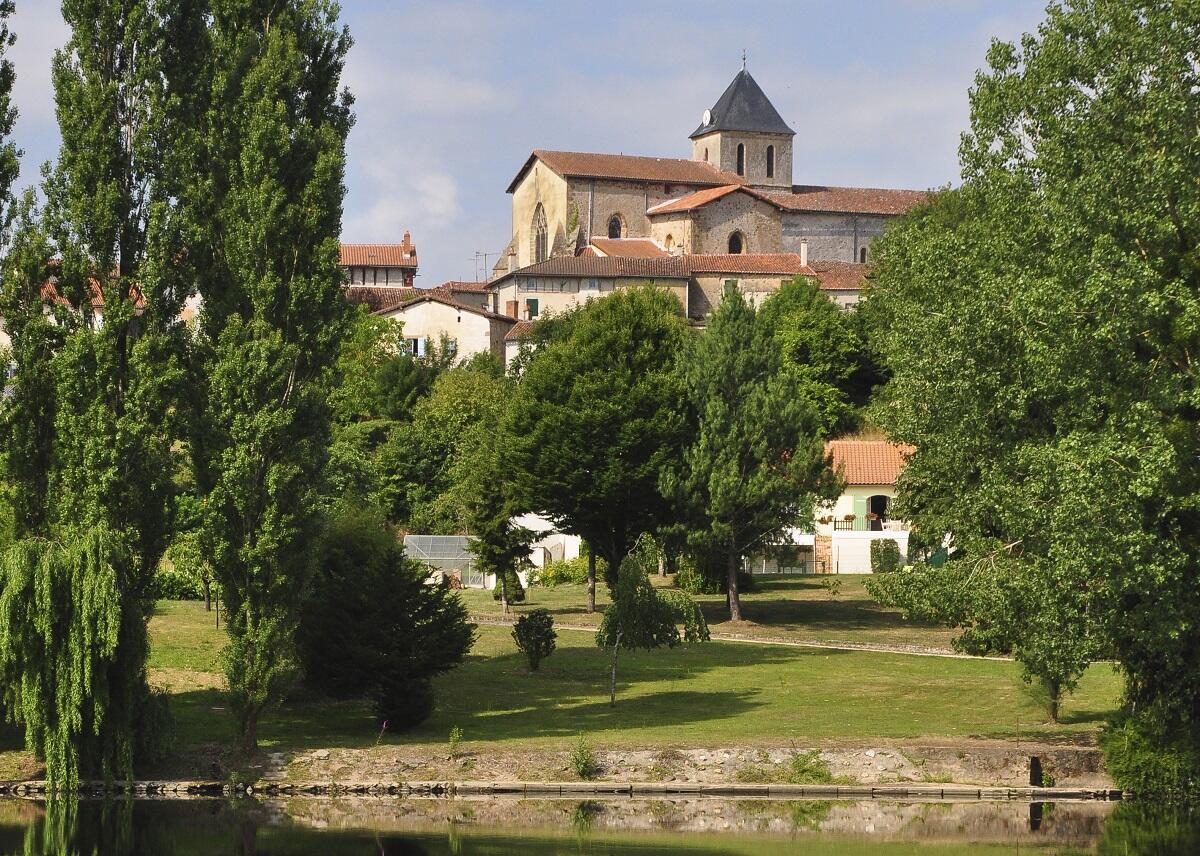 Availles-Limouzine reflets église @ Club photo Saulgé