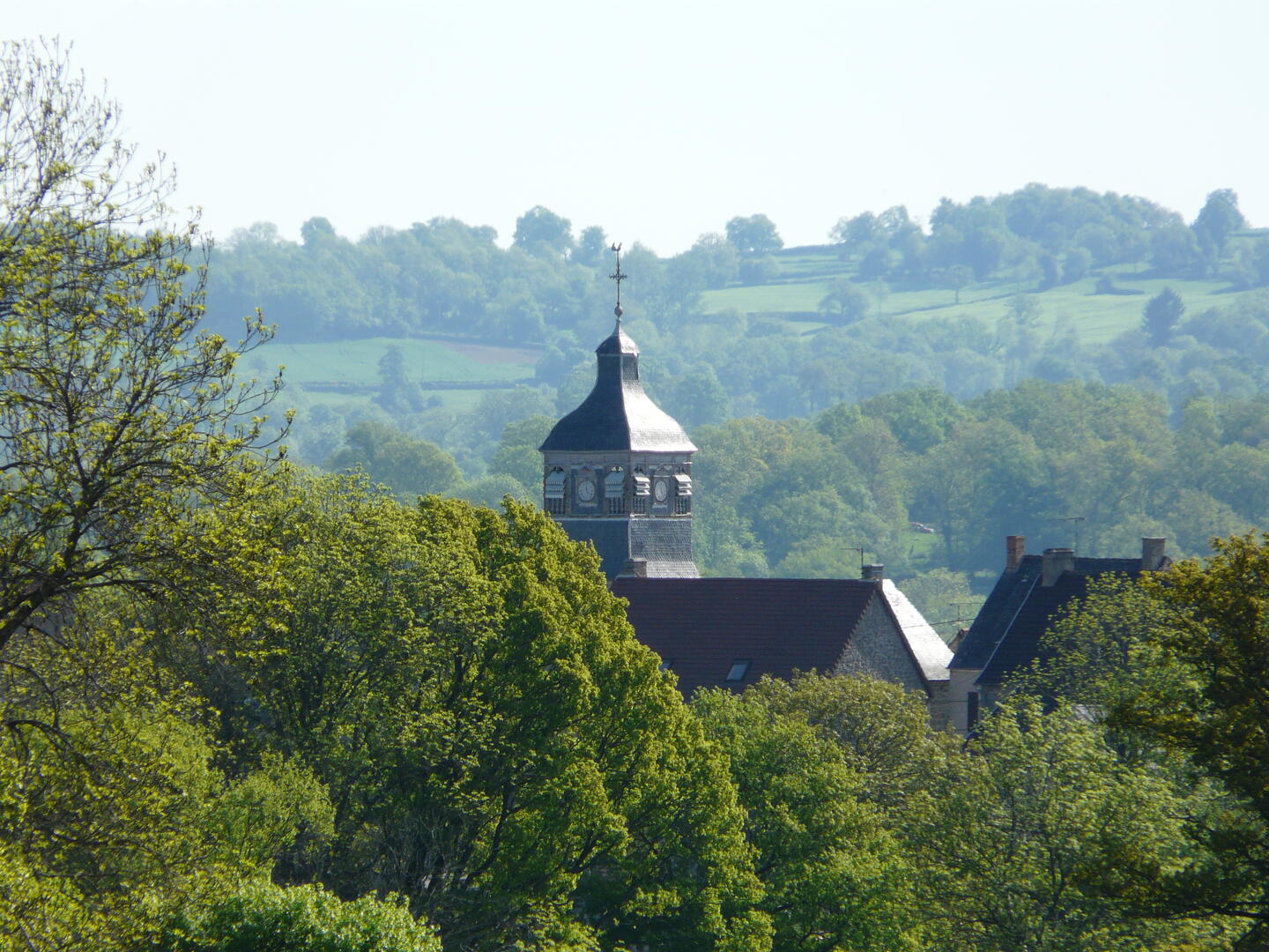 EGLISE DE SAINT DOMET ET SON JOLI PETIT CLOCHER