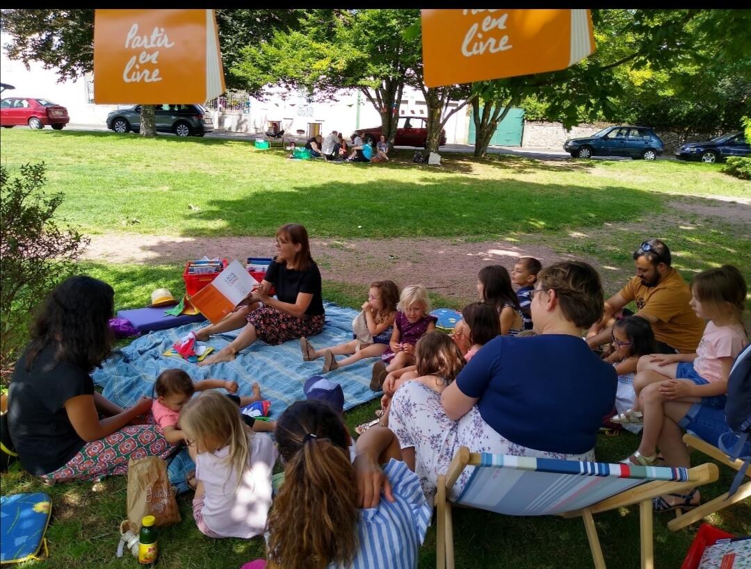 Lire dans l'herbe