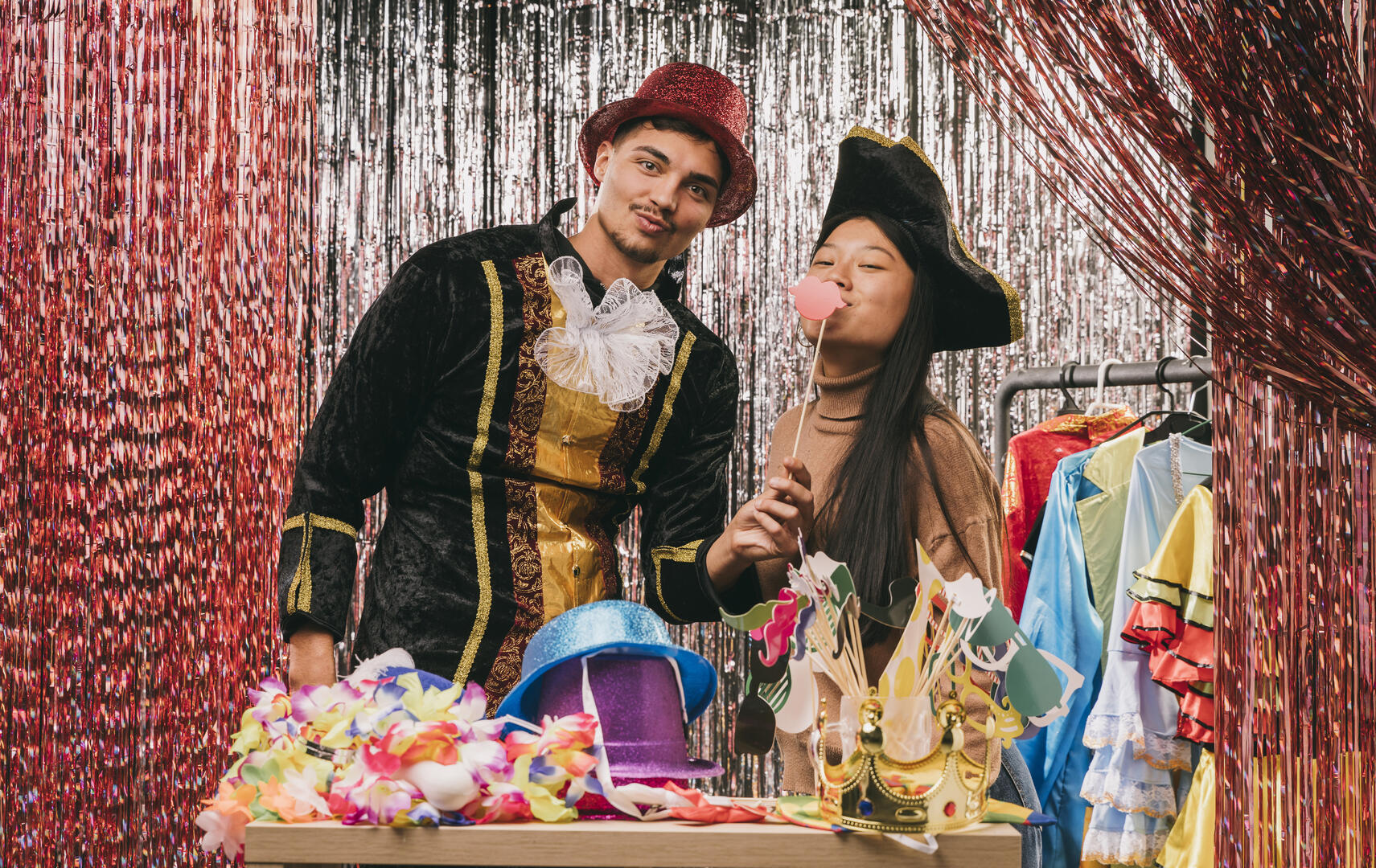 amis-deguises-a-faible-angle-pour-le-carnaval